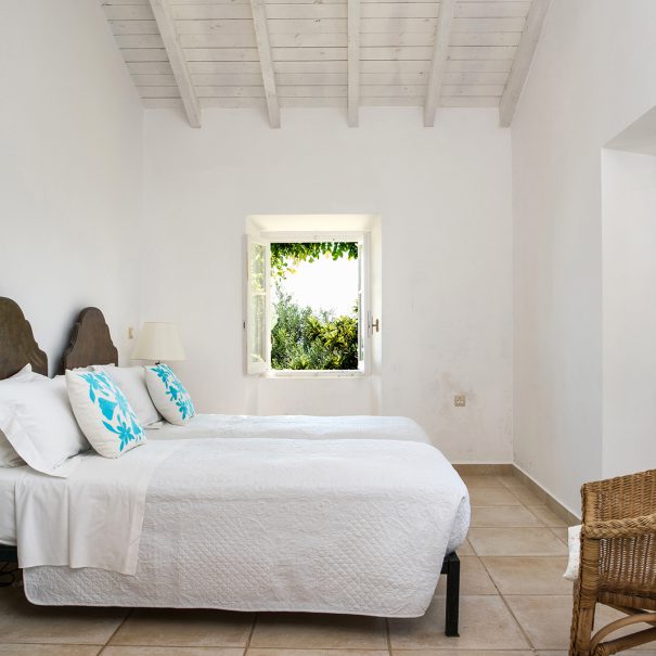 katavoloshousecorfu.com_indoor_white_room-1600